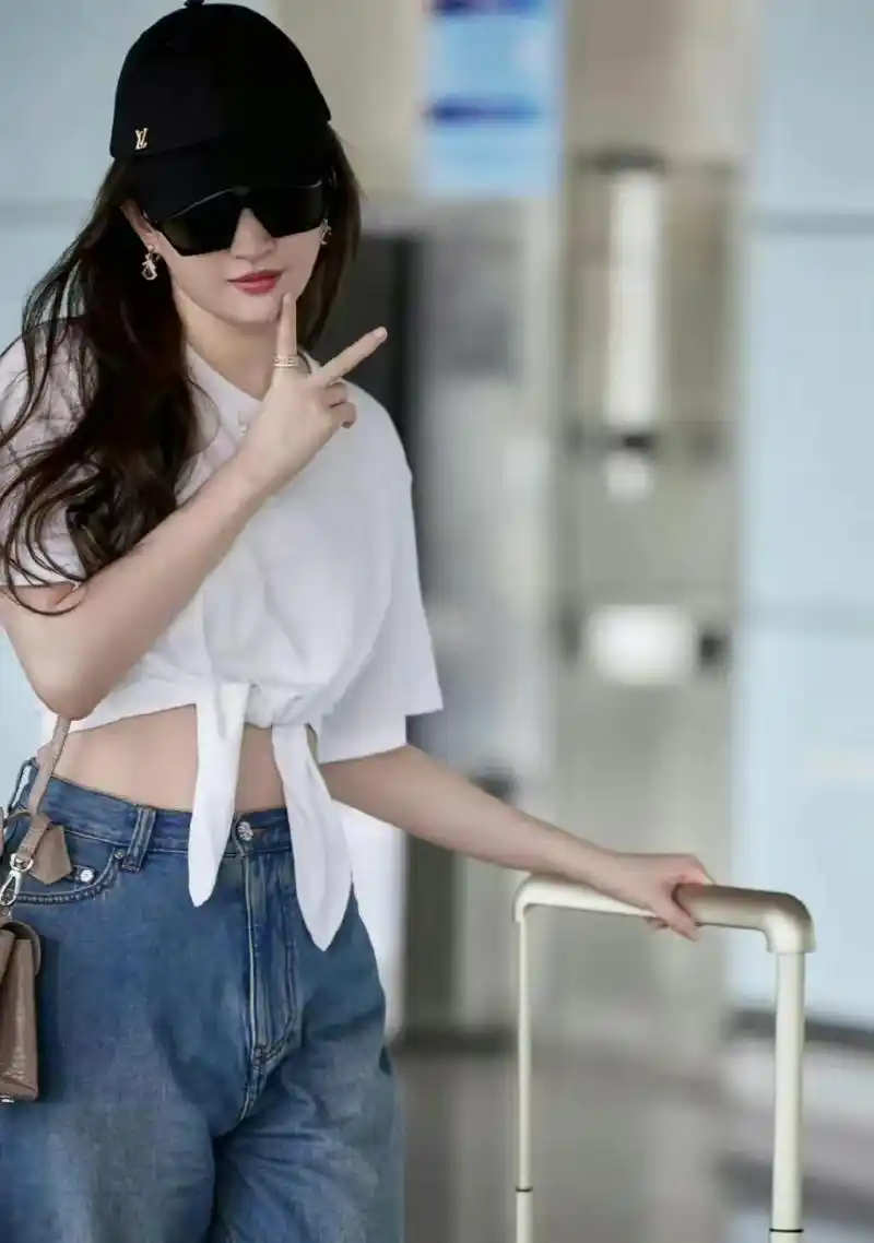 "泰酷啦",刘亦菲身穿白t恤露腰牛仔裤,随性穿搭美翻天