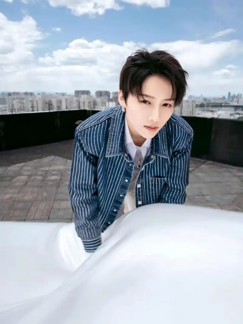 刘雨昕酷飒穿搭 端午佳节,女星刘雨昕个人动态分享一则写真大片.