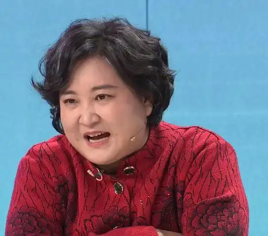 春晚主持人口红引热议,伴舞喜感好抢镜,贾玲你咋这么能呢?