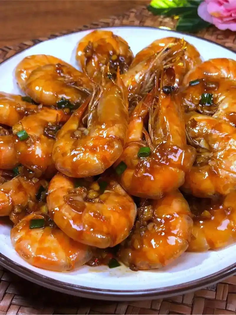 今天分享一道简单美味的家常菜,油焖大虾,上桌秒光的那种,做大 - 抖音