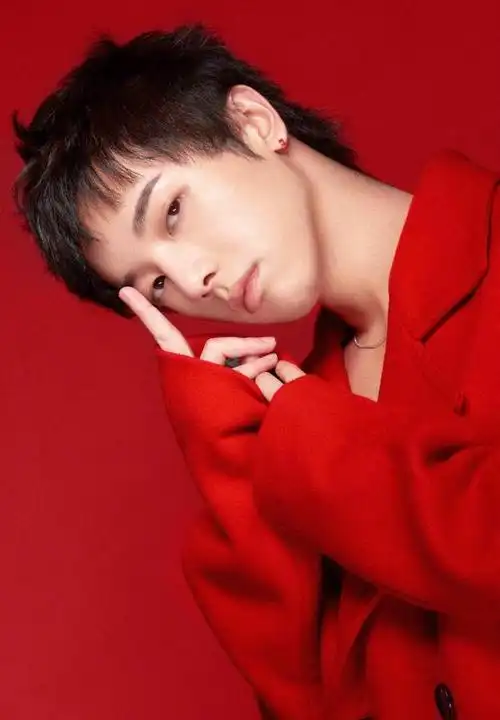 华晨宇最新时尚写真图片