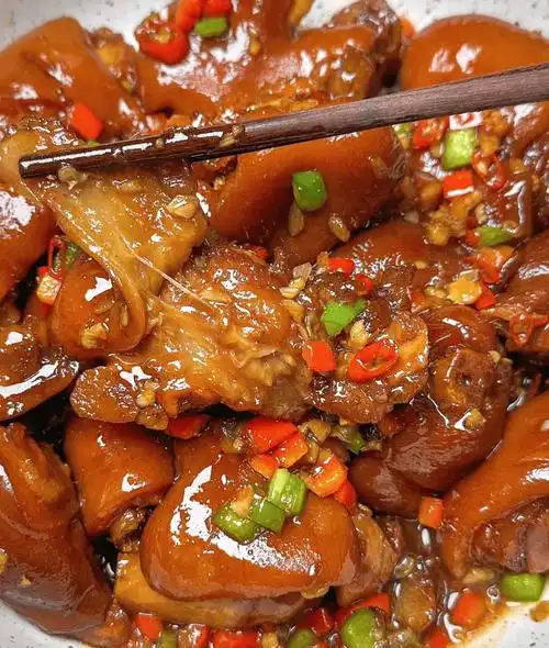 香辣猪蹄一道令人垂涎欲滴的美食