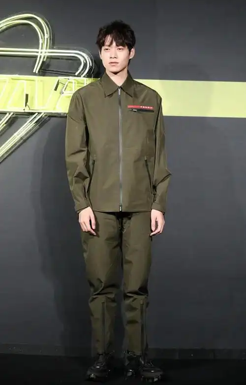 蔡徐坤帅酷军装风展英姿迷skr人 余晚晚回眸灿笑温婉大气