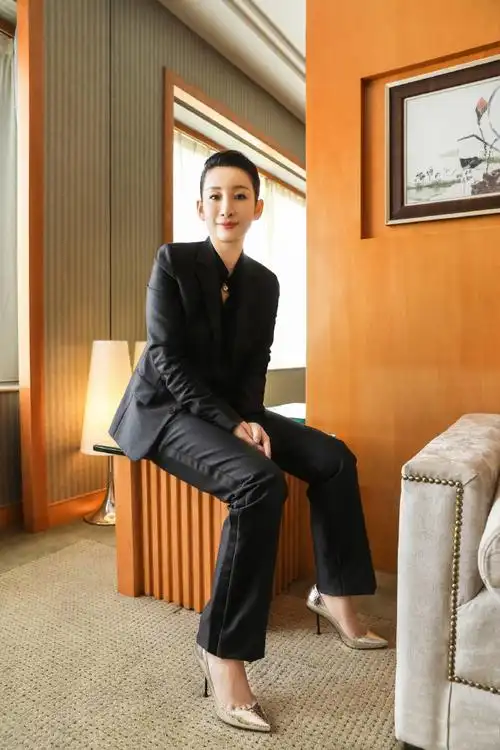 秦海璐清爽干练的西装装帅气十足,少女范的白色衬衫做内搭,帅气之余带