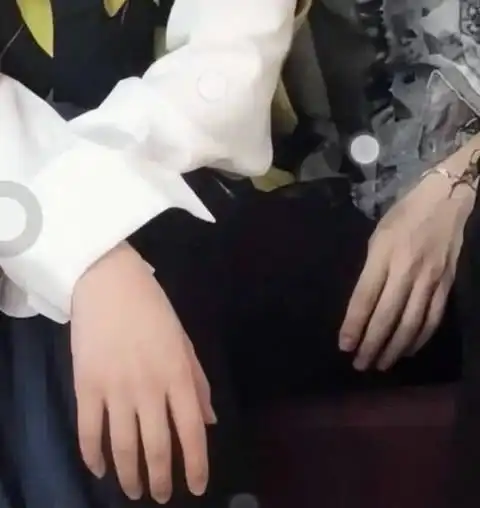 范丞丞和黄明昊合拍,两个人的手意外抢镜:成年和未成年的区别!