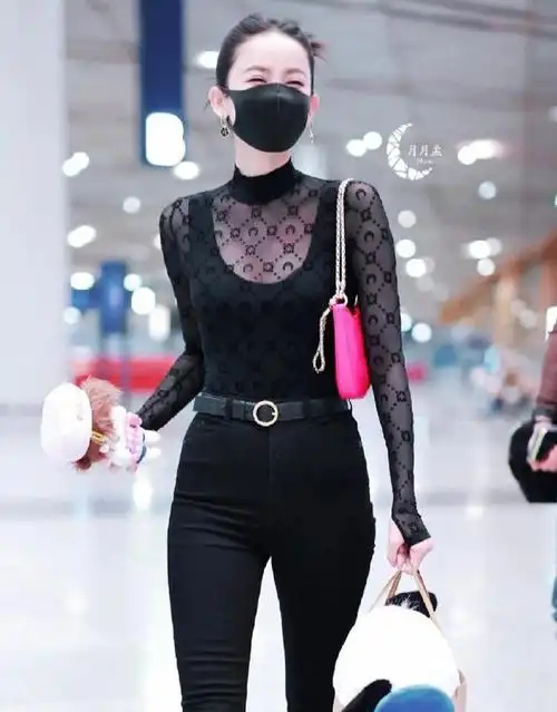 古力娜扎带火这种新穿法透视装背心小黑裤31岁美出新高度