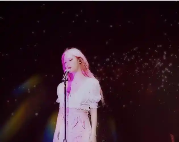 崔雪莉新歌舞台最初公开风格五彩缤纷与歌迷近距离沟通