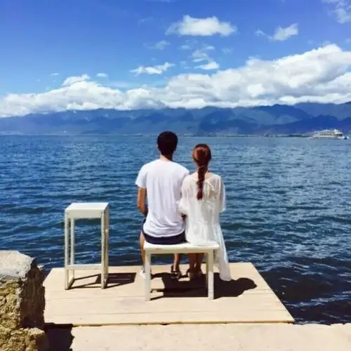 海边双人背影情侣头像,就是坐在海边两个人的背影,最好是靠在一起的