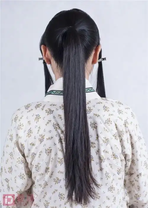 2:将后发区的头发用皮筋扎成一个马尾,注意马尾的高度和位置.