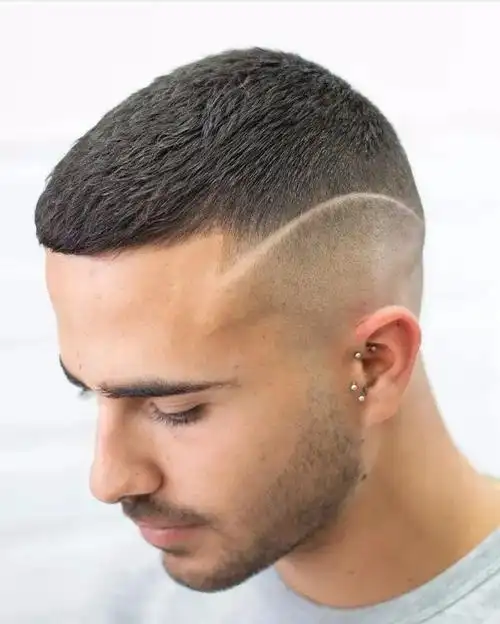 如果你的脸型有明显稜角,非常适合这款男人味十足的发型