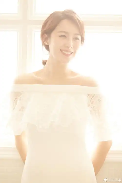 李呈媛出生于湖北宜昌,甜美可人,清新优雅,有着娴静温柔的魅力