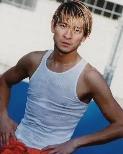 刘德华辣妹风旧照曝光lisa的露裆裤他20年前就穿过好骚好喜欢