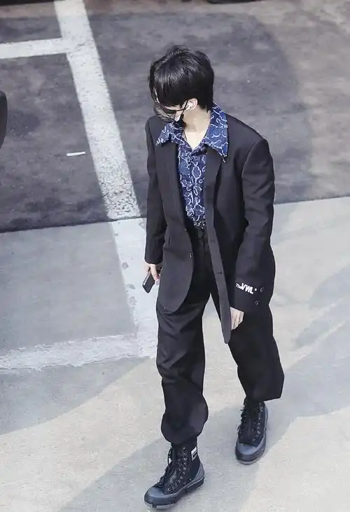 严浩翔黑西装盘扣衬衫造型##严浩翔好会穿