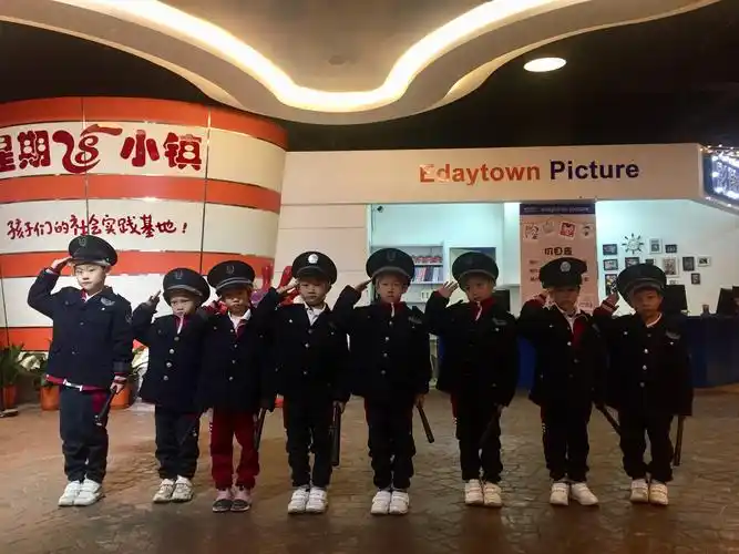 向各行各业英雄致敬"星期八小镇研学活动