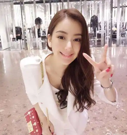 方媛难得素颜自拍,本人真的好清纯,在人群中挺显眼的!_显得_裙子_感觉