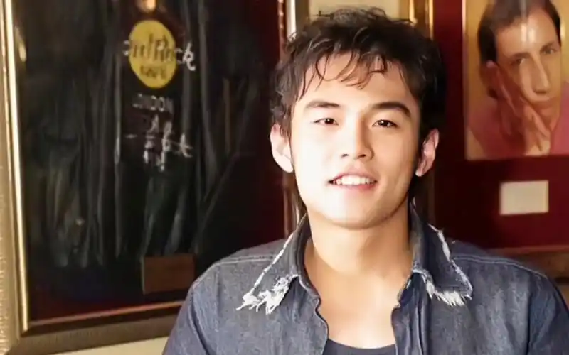 老粉们拿出了珍藏的周杰伦帅照