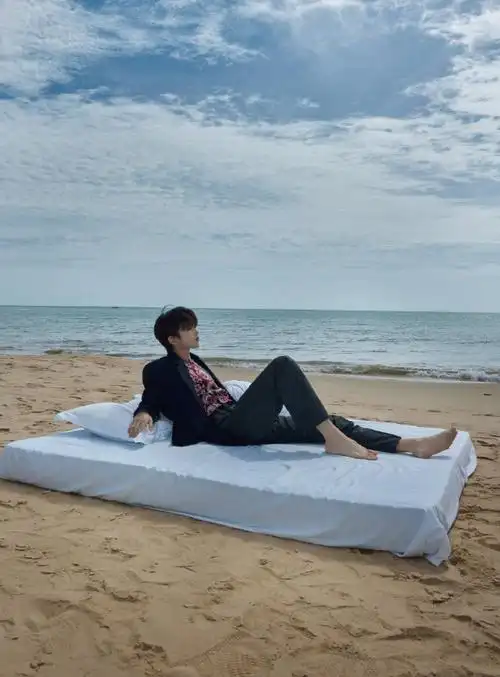 gq人物盛典##蔡徐坤枕海听风氛围感大片