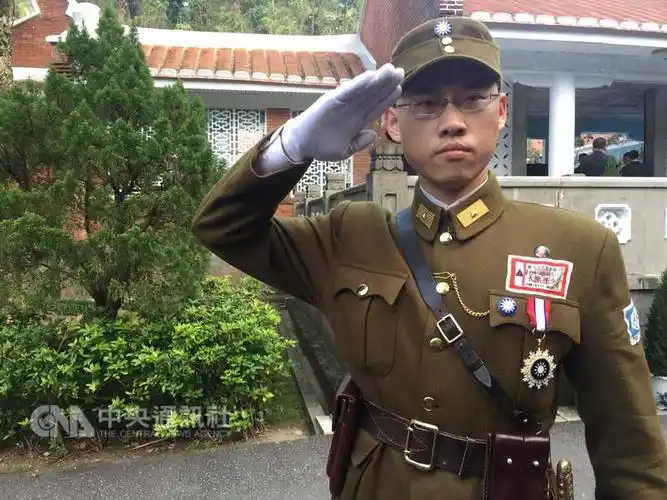 台男子缅怀八年抗战穿军服谒陵 感叹"国军"今昔大不同