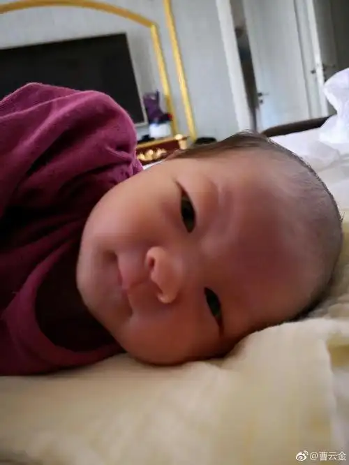 组图新晋奶爸曹云金晒女儿近照小baby脸蛋通红抿嘴可爱