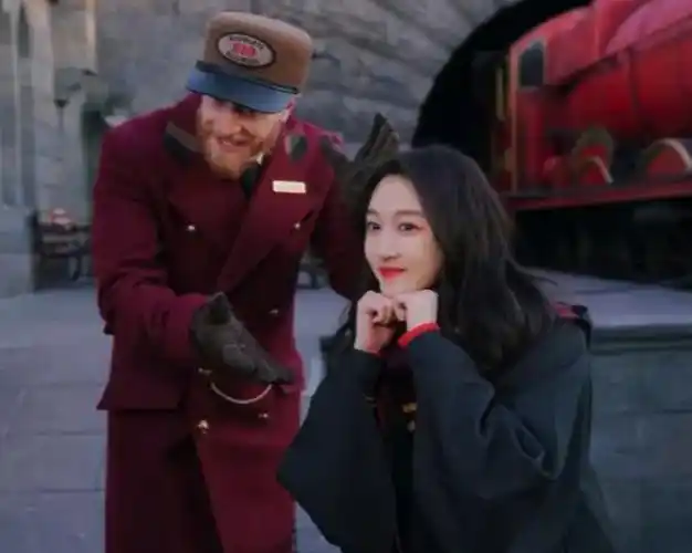 原创关晓彤早年泳衣照曝光扎双马尾对镜头抛媚眼鹿晗眼光真够毒辣