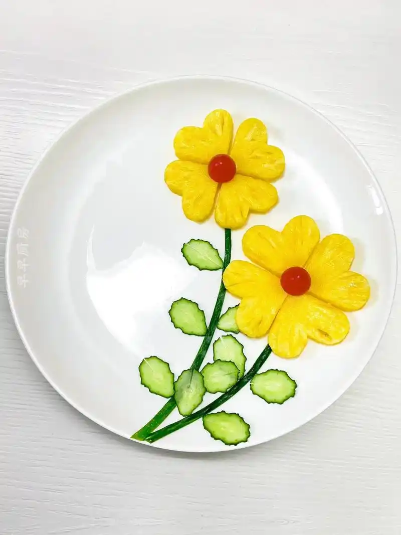 刚刚炫凤梨时,顺便花5分钟做了一个摆盘……… #摆盘技巧 # - 抖音