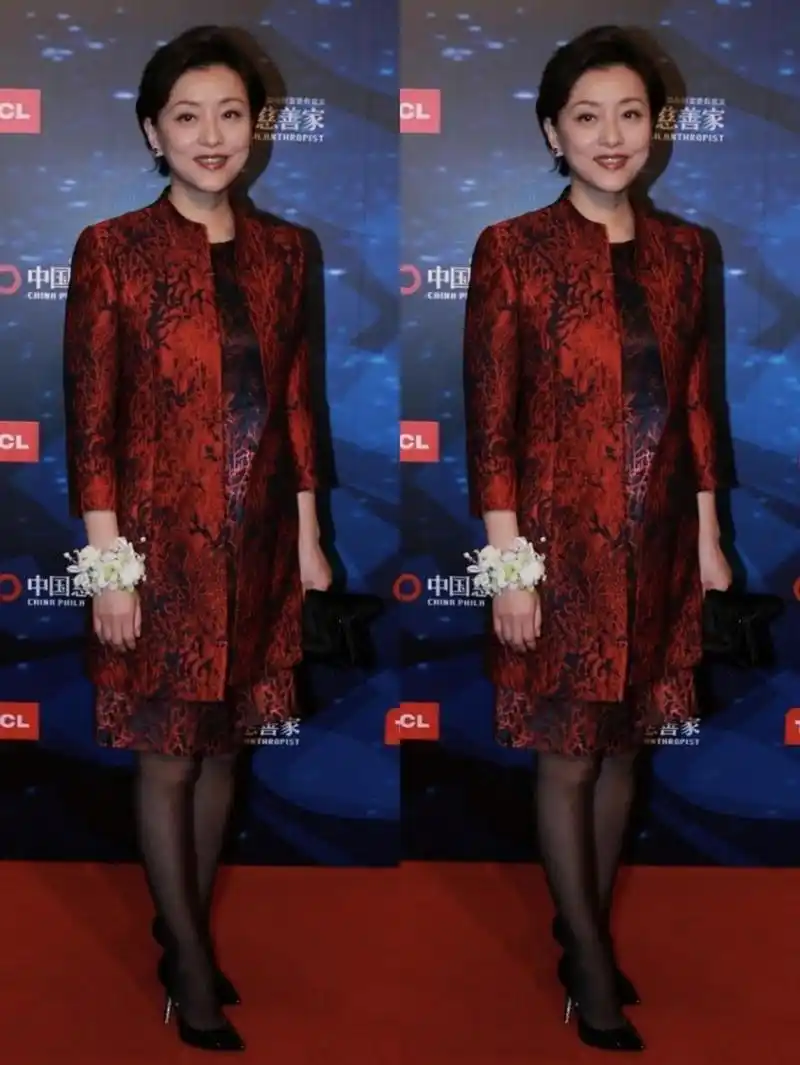 杨澜也有不端庄的时候红色大衣挺优雅的配上黑丝略显俗气