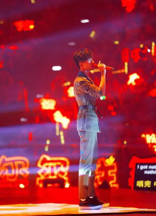 易烊千玺红海 今天的红海超燃,这是属于易烊千玺的红海|易烊千玺|红海