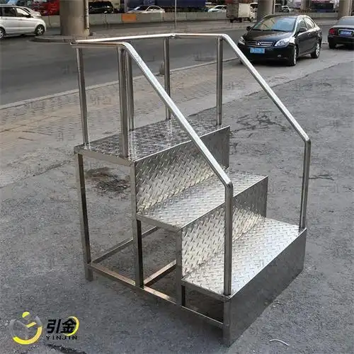 祝贺郑州客户定制的不锈钢包板三步踏步梯制作完成