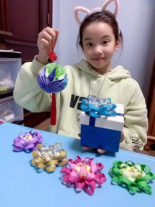 四年级手工作品展示～美丽的装饰花～(10)