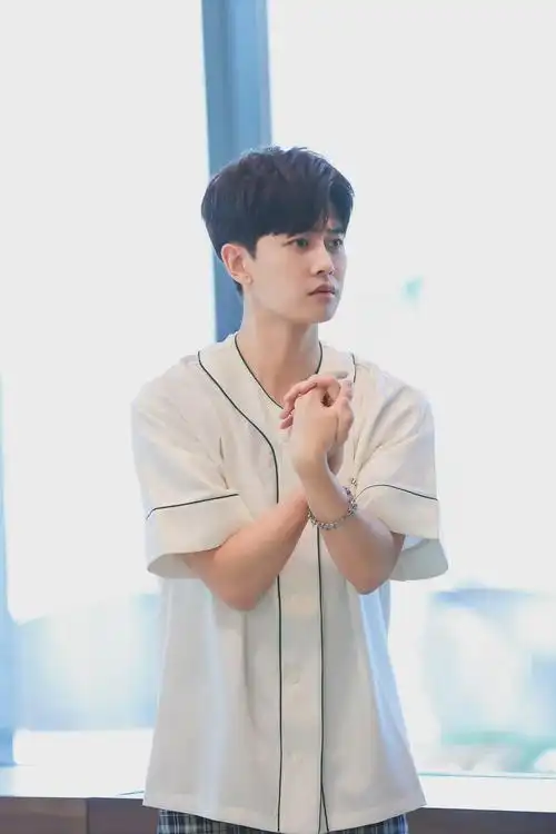 回顾任嘉伦:从运动员到明星,走红时公布恋情,一家三口幸福美满