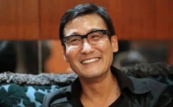 出生很普通的梁家辉,个人经历也很丰富,凭借自己的努力成为明星_成功