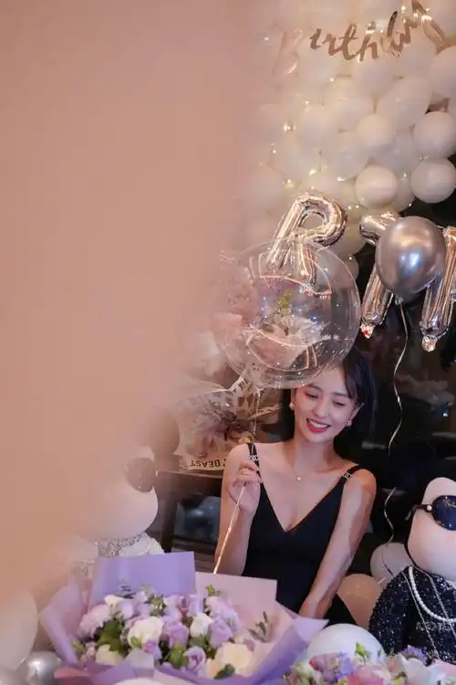 相伴愿你平安顺遂,沐光前行一直奔走在自己的热爱里祝@佟丽娅生日快乐