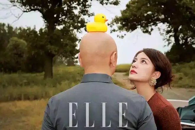 赵薇徐峥拍二人写真,光头被玩坏了,网友:赵薇一点没变_网易订阅