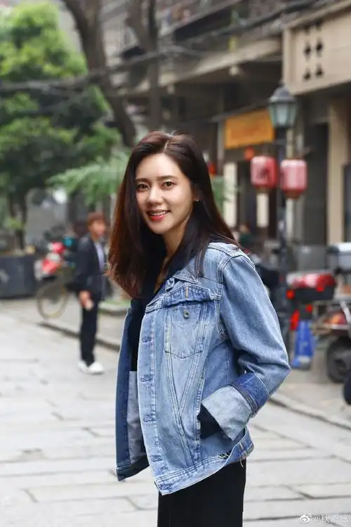 秋瓷炫晒四月随拍 穿白衬衫牛仔服清新状态好_影视资讯网明星报道