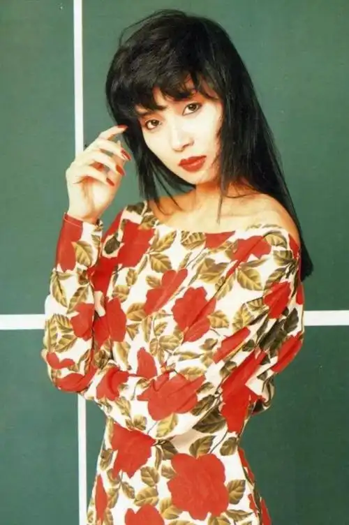 1962年,邝美云出生在香港旺角一个极其贫苦的家庭.