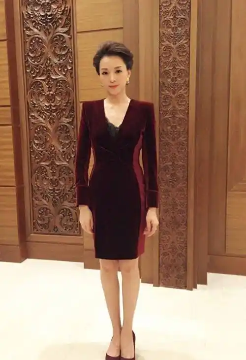 董卿线上公开露面,美颜后五官变化大彻底认不出,跟素颜判若两人_气质