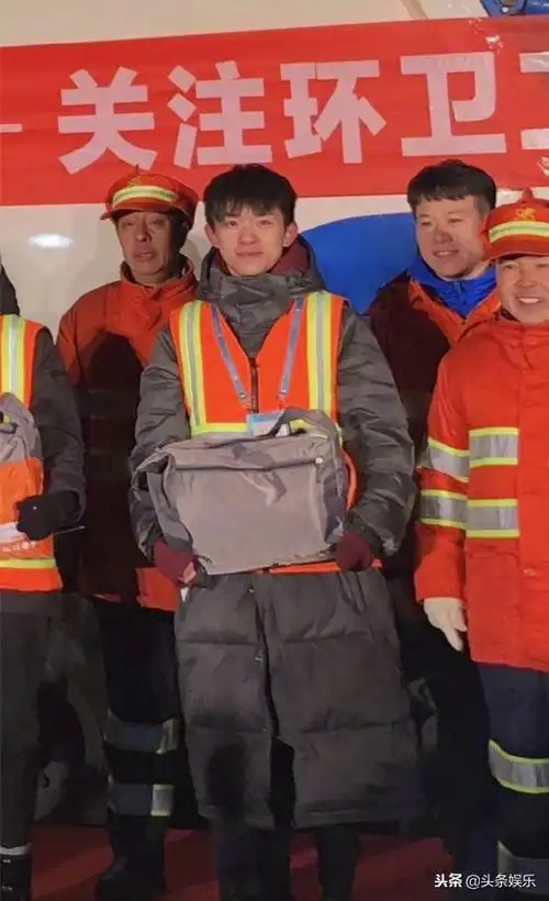 韩红易烊千玺阚清子沈梦辰做公益凌晨五点扫街致敬环卫工人