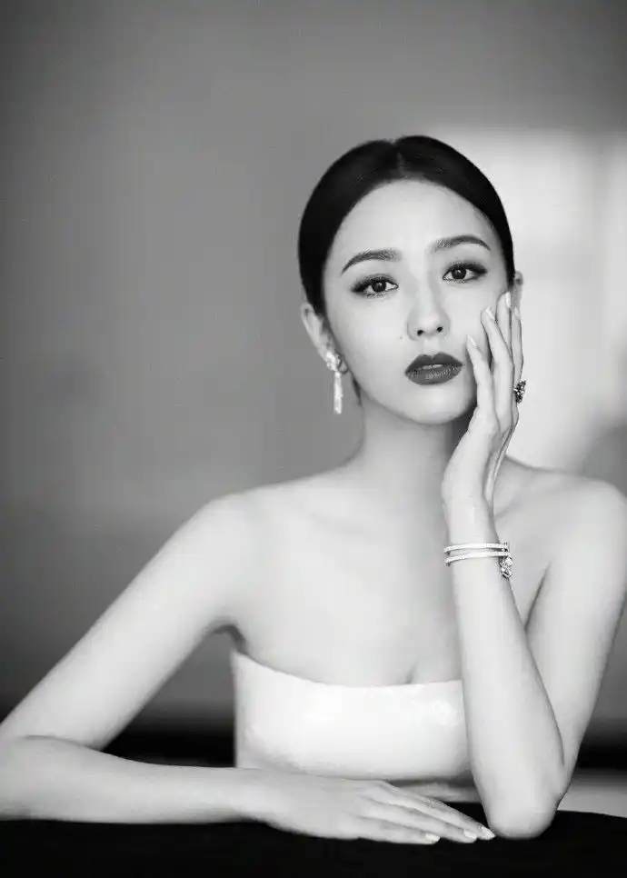 简介:佟丽娅高贵优雅性感写真图片,分享一组佟丽娅图片给大家,图中的