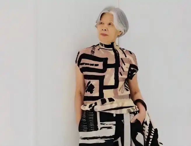 周杰伦晒妈妈叶惠美近照,68岁穿扮时尚年轻,双臂雪白如玉很抢眼_腾讯