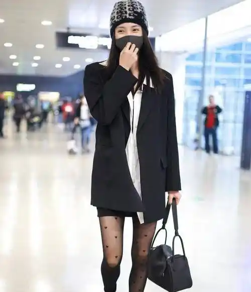 许佳琪穿着带斑点的黑色袜子.