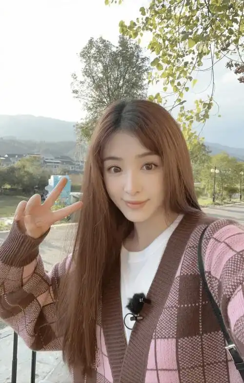 张含韵造型写真:清新甜美,玲珑俊秀