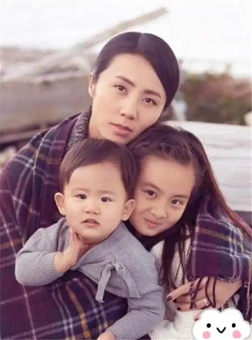 黄磊三胎儿子罕露侧脸,网友却笑了:完美避开了爸妈的基因