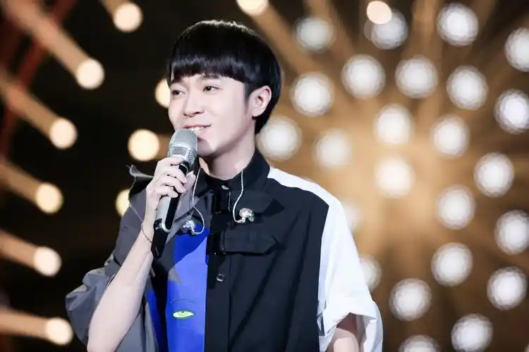 《歌手》2019吴青峰演绎金曲《那些花儿》 泪崩首唱闽南语献歌妈妈