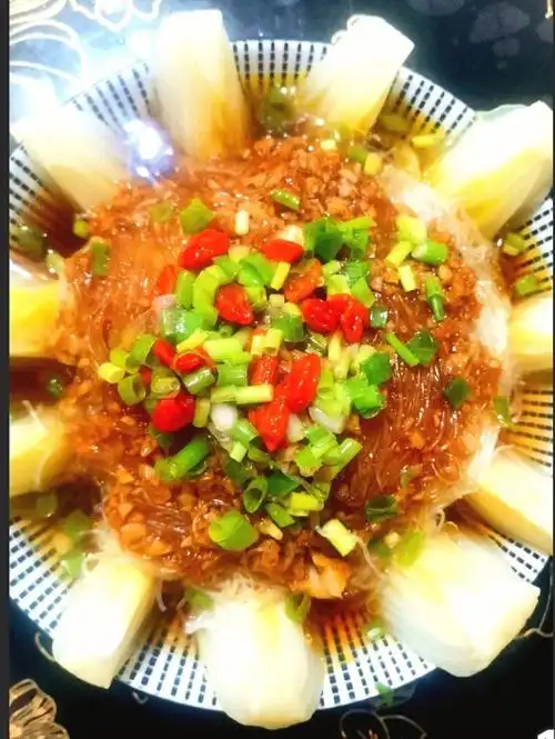 简单好吃的蒜蓉粉丝娃娃菜,做法简单,娃娃菜对半切开再切成三份,清水