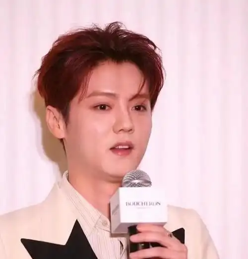 33岁鹿晗现身法令纹明显脸肿被嘲没牙齿网友越来越女人了