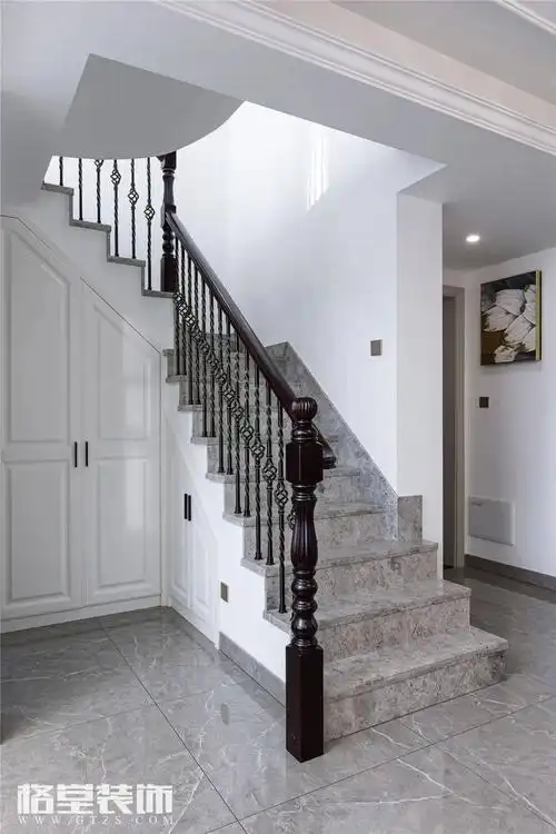 主卫ensuite bathroom空间极简利落,个性肌理的灰色瓷砖彰显一丝优雅