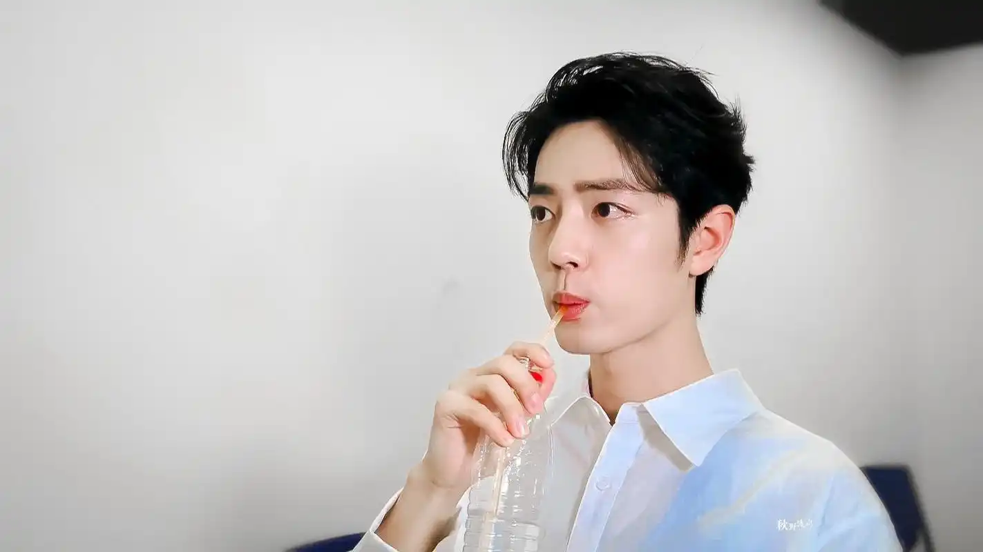 一直羡慕这根吸管来着 #百闻不如一见是肖战