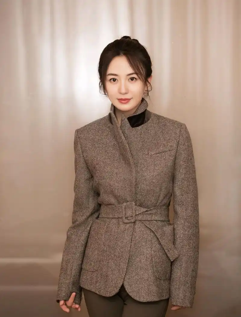 端庄大方杨童舒