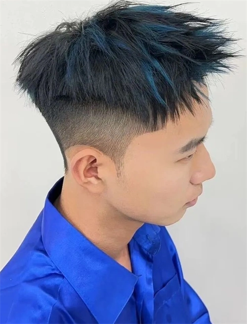 铲青短飞机头发型,蓝色刘海染打造让人心动的酷炫时髦,颇有男团那味了