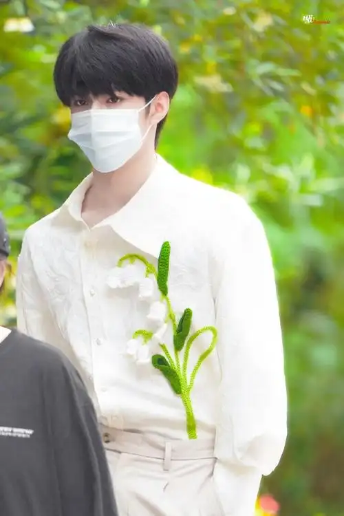 刘耀文萌探探探案##刘耀文萌探探探案白衬衫路透